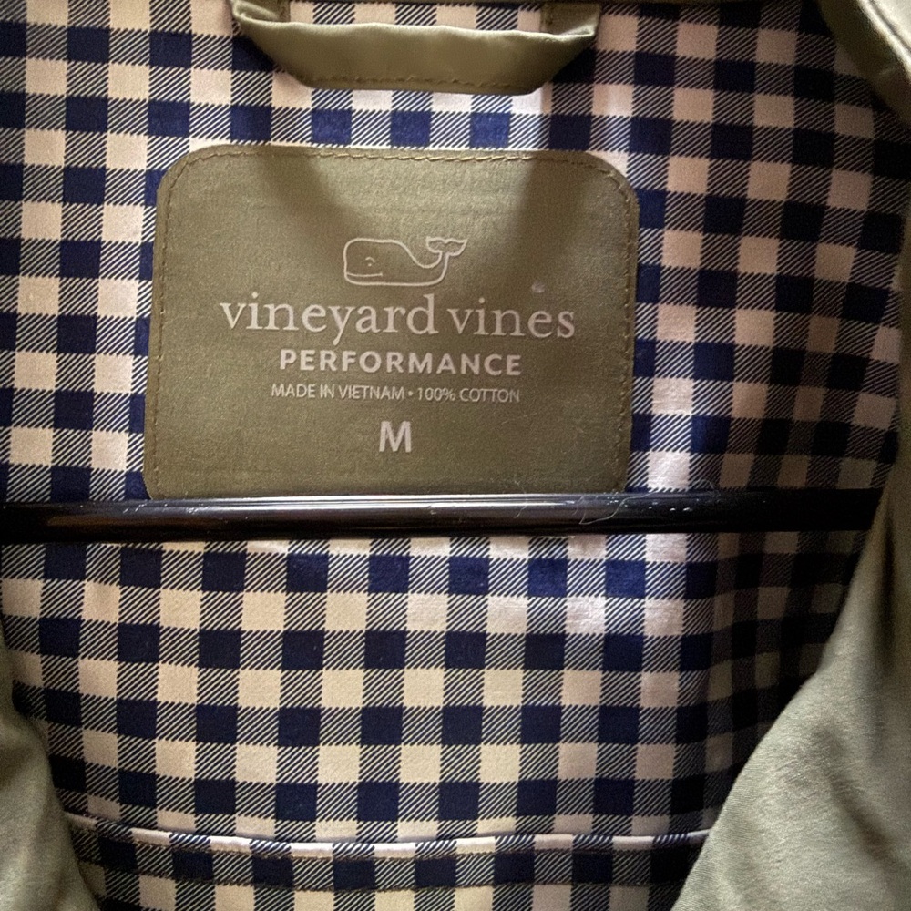 This is a green Vineyard Vines spring anorak rain jacket with a gingham lining - Picture 4 of 4